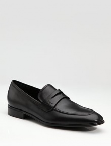 A timeless classic for work and beyond, crafted in Italy from premier calfskin leather. Leather lining Padded insole Rubber sole Made in Italy A timeless classic for work and beyond, crafted in Italy from premier calfskin leather. Leather lining Padded insole Rubber sole Made in Italy