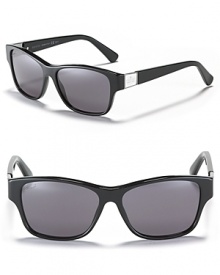 Nothing says classically cool than a pair of wayfarers with Gucci's signature logo at temple. Nothing says classically cool than a pair of wayfarers with Gucci's signature logo at temple.