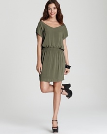 Destined to be your every-season go-to, this James Perse dress makes looking chic easy. Destined to be your every-season go-to, this James Perse dress makes looking chic easy.