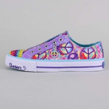 This shoe can be worn with laces for an extra snug fit, or you can leave them out, for a slip-on style that’s cute and quick! This shoe can be worn with laces for an extra snug fit, or you can leave them out, for a slip-on style that’s cute and quick!