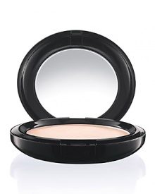 A velvety skin perfecting primer that instantly fills in fine lines and wrinkles. Contains powerful anti-oxidants, evens skintone and mattifies – while softening the skin. Convenient compact makes it perfect for on-the-go moments. A velvety skin perfecting primer that instantly fills in fine lines and wrinkles. Contains powerful anti-oxidants, evens skintone and mattifies – while softening the skin. Convenient compact makes it perfect for on-the-go moments.