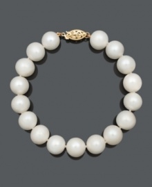 Freshen your look with a simple strand of crisp, white pearls. This polished bracelet features cultured freshwater pearls (10-11 mm) with a 14k gold clasp. Approximate length: 7-1/2 inches.