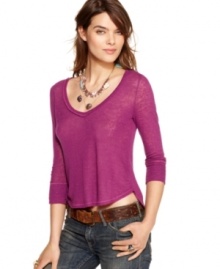 An asymmetrical hi-lo hem adds edge to this Free People tee -- perfect for a casual yet cool look!