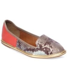 A contrasting combo that you're sure to love. The Reyn flats by DV by Dolce Vita will be your new trendy fave. A contrasting combo that you're sure to love. The Reyn flats by DV by Dolce Vita will be your new trendy fave.