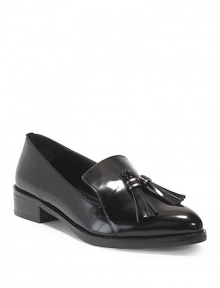 THE LOOKSleek patent leather upperPoint toeLeather tassels on topPadded insole1¼ heel (30mm)THE MATERIALPatent leather upperMan-made lining and soleORIGINImported THE LOOKSleek patent leather upperPoint toeLeather tassels on topPadded insole1¼ heel (30mm)THE MATERIALPatent leather upperMan-made lining and soleORIGINImported