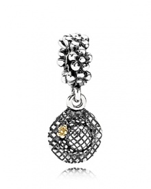PANDORA's carefully detailed design reveals a nostalgic garden hat accented with a 14K gold flower. PANDORA's carefully detailed design reveals a nostalgic garden hat accented with a 14K gold flower.