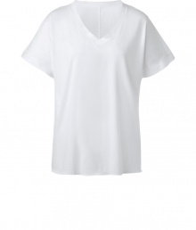 An everyday basic packed with wearing possibilities, Rag & Bones oversized white cotton tee is a must for layered looks - V-neckline, short sleeves - Oversized fit - Wear with skinnies, flats and statement chunky jewelry