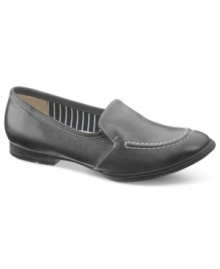 Retro style. Hust Puppies' Vintage flats update the silhouette with contrasting stitching detail around the vamp. Retro style. Hust Puppies' Vintage flats update the silhouette with contrasting stitching detail around the vamp.