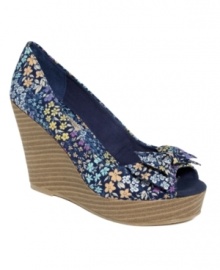Give your warm-weather wardrobe a boost with the sweet style of the Lalla wedges by American Rag. A bow-accented peep toe lends a cute touch to the casual fabric upper. Give your warm-weather wardrobe a boost with the sweet style of the Lalla wedges by American Rag. A bow-accented peep toe lends a cute touch to the casual fabric upper.