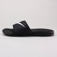 The Nike Benassi Swoosh Men's Slide is an essential before and after games and practices. Featuring a massaging footbed, this slide delivers comfort to hard-working feet.